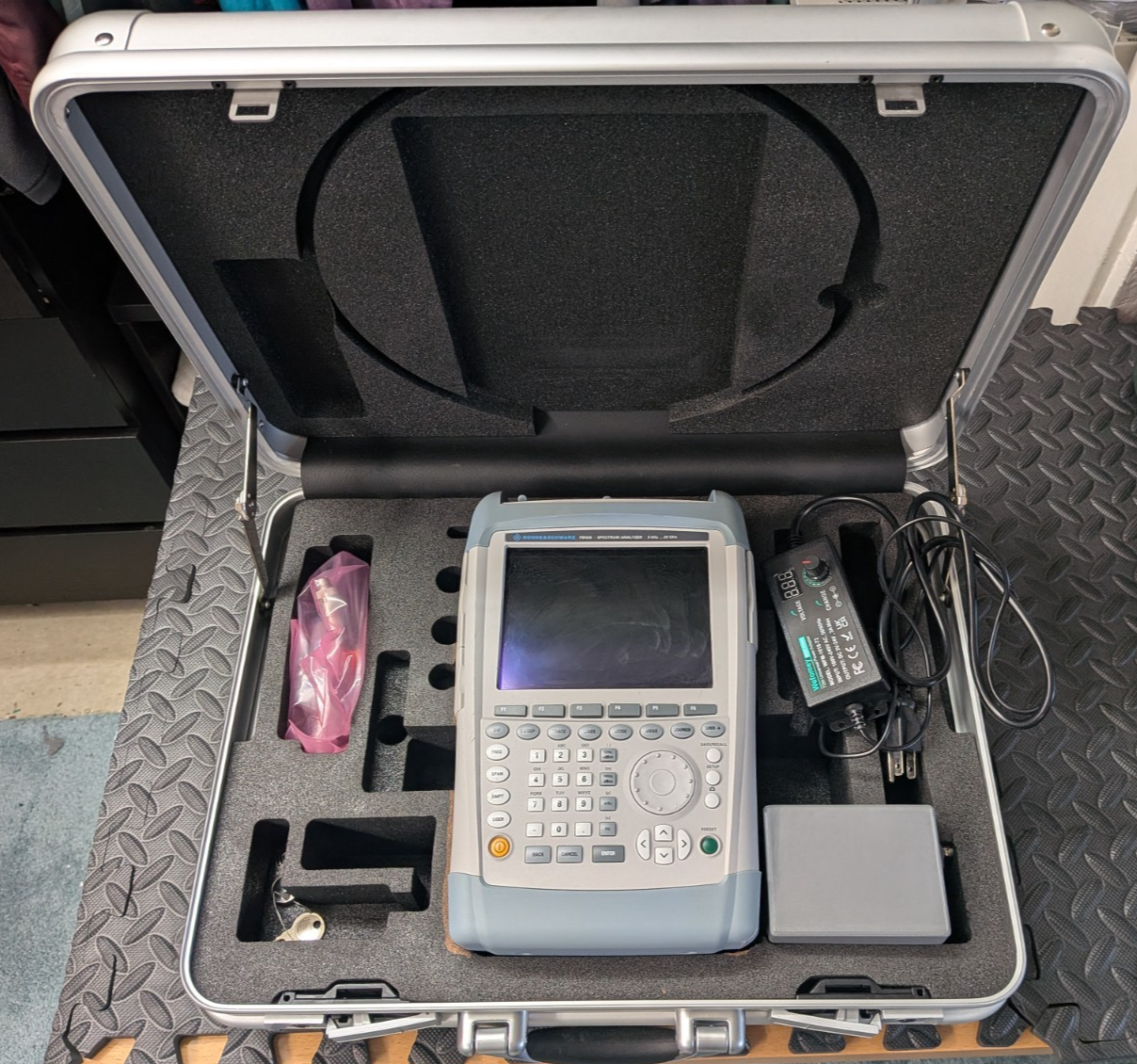 Rohde & Schwarz FSH20 K17 Handheld Spectrum Analyzer with Power Meter and Sensor - Calibrated