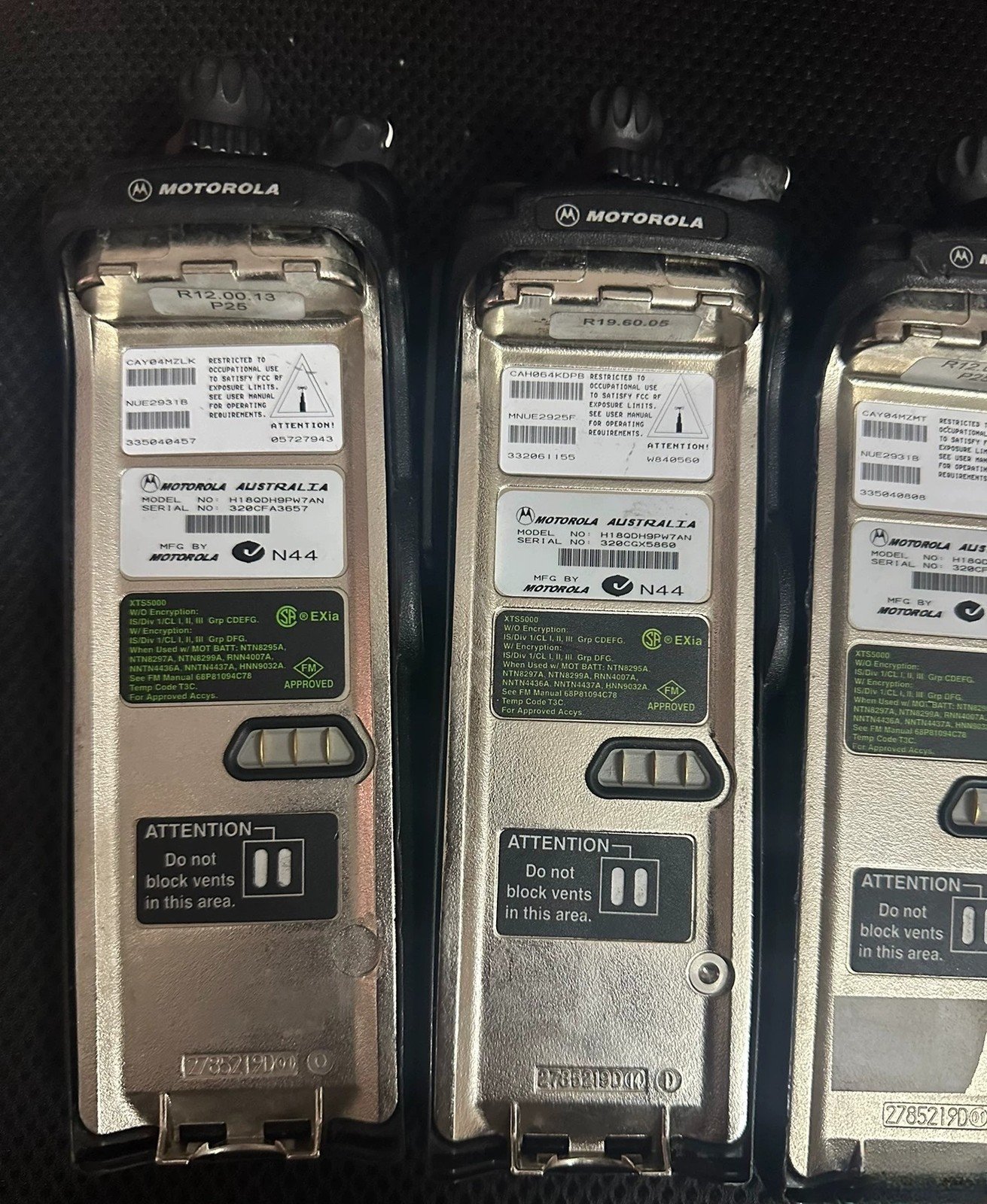 Motorola XTS5000 P25 Digital UHF Walkie-Talkie - Image 3